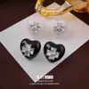 Pendientes de tachuela de trébol de cuatro hojas de esmalte blanco y negro Wind con circonita Personalidad única Sensación de alta gama Pendientes de joyería para el oído de estilo fresco de nicho