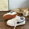 2026 Nuevas Zapatillas Blancas de Plataforma para Mujer Suela Gruesa Aumentan la Altura Zapatos Blancos Pequeños Versátiles Zapatos Deportivos Casuales Zapatos de Moda Callejera para Estudiantes Mujeres