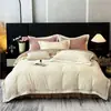 Conjunto de quatro peças estilo francês classe A em veludo de leite com colcha matelassada, capa de edredom em veludo coral, roupa de cama espessa e quente para o inverno