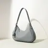 Bolsa Baguette de Couro Genuíno de Ombro Único 2026 para Mulheres, Bolsa Lua Fashion de Design de Nicho, Bolsa Simples e Luxuosa de Axila, Bolsa para o Dia a Dia