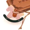 Año del Caballo Nueva Serie Simple Miu Llavero Caballo Mecedora Colgante Pequeño Dibujo Animado Lindo Bolso Nicho Original Colgante para Bolso
