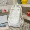 Mochila com padrão de ondas azul leitoso, estilo claro e artístico, estilo coreano, suave e versátil, adequada para viagens e passeios, faz o usuário parecer mais claro.