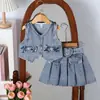 26 Roupas de Verão Infantis para Meninas Estilo Denim Retrô Colete com Laço Saia Plissada Conjunto Elegante Fashion de Duas Peças Em Estoque