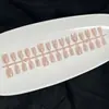 Nuevas Tiras de Uñas Portátiles al por Mayor Cortas Redondas Estilo Coreano Coloridas Lunares Rosa Nude Uñas Lindas Femeninas