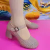 Verão 2026 Novos Sapatos Perfurados de Trama Vazada Sola Macia Salto Bloco Mary Janes Francesas Sapatos Femininos Salto Médio Sandálias Versáteis