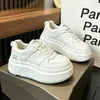 Tênis Branco de Solado Grosso Feminino 2026 Outono Novo Estilo Coreano Moda Cadarço Confortável Versátil Casual Tênis de Skate Calçados para Aumentar a Altura