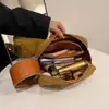 Bolsa de maquillaje amigable para viajar, minimalista y elegante con gran capacidad, color sólido, material de PU, cierre de cremallera y un asa para facilitar su transporte.