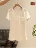 Camiseta Feminina Branca Estilo Garota Picante Desejo Puro, Gola V, Manga Curta, Top de Verão com Patchwork Texturizado, Design Slim Fit