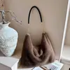 Bolso de felpa moteado retro de invierno de nicho estilo coreano, nueva colección 2026, de alta gama, moderno y con textura, bandolera con cadena
