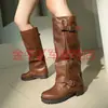 Botas de Cavaleiro Ocidental Vintage Outono/Inverno 2026, Bico Redondo, Sola Grossa, Tamanhos 40-45, Fivela de Metal, Botas de Cano Alto Pregueadas