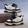 Tênis Baixo Infantil 2026 Nova Coleção Primavera e Outono Sapatos para Meninos Tênis Esportivos para Meninas Tênis Casuais com Solado Macio Sapatos Individuais