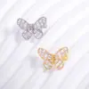 Novo design de broche de borboleta pequena em zircônio estilo coreano requintado e elegante pino anti-deslizamento versátil de alta qualidade para roupas