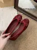 Sapatos femininos planos estilo francês vermelhos primavera 2025 laço sapatilhas de sola macia para combinar com saias