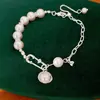 Pulseira de pérolas de Saturno assimétrica com contas de zircônia, pulseira de luxo discreto, moda para o dia a dia, joia única e de alta qualidade