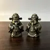 Sen She ofrece figuras en miniatura del carácter "Fu" en color cobre y del dios de la fortuna con cara sonriente, perfectas como mini decoraciones de escritorio para la oficina o como regalos auspiciosos para inauguraciones.