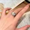 Exquisitos aretes de perla con pluma de plata microincrustada para mujer, estilo vintage de nicho de lujo ligero de alta gama, joyería de anillo versátil