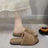 Chinelos fofos com sola casual, novo estilo 2026, sola grossa, bico aberto, versáteis para usar em casa, sandálias de calçar de outono para mulheres, feitos de lã de cordeiro