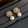 Pendientes de flor de perla para mujer, estilo nicho, ligeros, de lujo, con personalidad, estilo Chanel, con aguja de plata, elegantes pendientes de alta calidad.