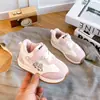 Zapatillas Versátiles de Dibujos Animados para Niños 2026 Otoño/Invierno Nuevo Modelo Zapatos de Entrenamiento Alemanes para Niñas Zapatos Casuales de Coche para Niños Pequeños