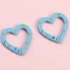 Anillo de llavero con cierre de resorte pintado en spray de aleación, cuenta retorcida en forma de corazón redondo, accesorio de gancho de cuentas hecho a mano para DIY