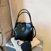 Bolsas Transfronteiriças para Mulheres 2025 Novo Outono e Inverno High-End Retro Luxo Leve Bolsas de Mão Versáteis para Trabalho e Deslocamento Bolsas Transversais