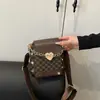 Bolsas para Teléfono Móvil para Mujer, Nuevo Nicho de Moda, Sencilla y Elegante, Bolso Cubo de Hombro, Bolso Cruzado, Bolso Cuadrado Pequeño con Hebilla de Corazón Venta al por Mayor