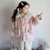 Abrigo Peludo con Solapas para Niña Pequeña Otoño/Invierno 2025 Estilo Nuevo Ropa de Invierno Gruesa Acolchada para Bebé Abrigo de Lana para Niños