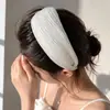 Diadema plisada de ala ancha estilo coreano para mujer, color rosa crema y blanco, color sólido suave, diadema versátil para salir, accesorio para el cabello