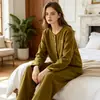 Novo Conjunto de Pijama Feminino de Veludo Alemão Outono/Inverno 2026 com Gola Redonda, Mangas Longas Bordadas e Calça, Pijama Quente e Confortável para Casa