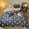 Conjunto de cama de quatro peças em veludo de leite de desenho animado para outono e inverno, com capa de edredom espessa e quente de flanela e fleece de coral, lençol com elástico e lençol de cama