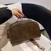 Bolsa de maquillaje amigable para viajar, minimalista y elegante con gran capacidad, color sólido, material de PU, cierre de cremallera y un asa para facilitar su transporte.