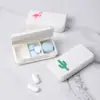 Mini Caja de Medicamentos Portátil Pequeña de Dibujos Animados, Caja de Medicamentos Dividida, Caja de Almacenamiento Portátil de Tres Compartimentos para Medicamentos, Mini Pastillero