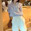 Look completo ootd estilo coreano 2026: visual casual e relaxado com uma camisa roxa texturizada e shorts para mulheres