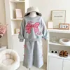 Conjunto Doce Laço 2026 Novo Moletom Redondo Primavera/Outono Crianças Calça Reta Solta Conjunto de Duas Peças Roupa Infantil