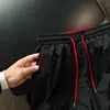 Pantalones Cortos Deportivos de Seda Helada de Verano de Cuatro Puntos de Nylon Estilo Americano Bloqueo de Color Negro Rojo Estilo Delgado Pantalones de Refrigeración Secado Rápido Pantalones Cortos para Hombre Sueltos