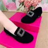 Zapatos de mujer con punta redonda y tacón grueso, nuevo modelo otoño 2026, mocasines versátiles de corte profundo mate, slip-on con pedrería, suela blanda