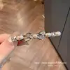 Acessórios de Cabelo para Arrumar o Cabelo da Testa: um Presilha de Cabelo de Laço Roxo com Strass e Pérolas, Exalando uma Sensação Feminina, Elegante e de Luxo