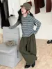 Ropa infantil para niñas, nuevo estilo otoño 2026, conjunto de dos piezas para niños mayores: Sudadera con capucha a rayas de bloques de color y pantalones cargo, conjunto de otoño para niños