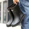 Nuevas botas de lluvia de invierno para hombre, engrosadas y forradas de polar, de media pantorrilla, impermeables, antideslizantes, resistentes al desgaste, cálidas, adecuadas para pescar, trabajo en la cocina y uso general
