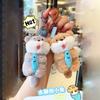 Diseño original, lindo animal nutria sosteniendo un pequeño pez de peluche, pequeño colgante, lindo bolso colgante, llavero, pequeño regalo.