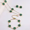 Conjunto de Colares Europeus e Americanos Moda Trevo de Cinco Folhas Aço Titânio para Mulheres, Corrente de Clavícula Pingente Nicho Flor de Ameixa, Elegante Corrente de Pescoço Flor de Cinco Folhas