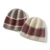 Chapéu de cashmere de dupla camada com blocos de cor para outono e inverno, chapéu de tricô quente listrado feminino, chapéu de lã versátil, gorro que cobre as orelhas, chapéu quente