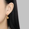 Pendientes de moda nuevos y sencillos de estilo transfronterizo europeo y americano con cuentas redondas esmeriladas brillantes de 10 mm y hebilla de acero de titanio.