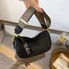 Bolso Boston de moda al por mayor, estilo retro 2026 nuevo, correa ancha, bolso pequeño versátil, bolso almohada, bolso cruzado para mujer