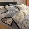 Juego de Cama Grueso de Cuatro Piezas de Terciopelo de Leche Tallado Estilo Francés para Invierno, Sábana y Funda de Edredón de Franela Floral Desgastada, Juego de Tres Piezas para Dormitorio