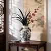 Nuevo Jarrón de Cerámica Azul y Blanco Estilo Chino, Decoración Creativa para el Hogar, Arreglo de Flores Secas Estilo Americano de Lujo Ligero con un Toque de Alta Gama