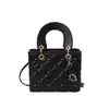 Bolsa Diana de moda transfronteiriça, um design de nicho com bordado em padrão de losangos, uma bolsa tote de grande capacidade adequada para o trajeto diário e uma bolsa transversal estilosa