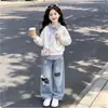 Conjunto de Pantalones Lindos de Dibujos Animados y Camisa Polo Rayada de Retazos Limpia y Relajada para Niños Medianos y Grandes Sudadera Falsa de Dos Piezas Moderna
