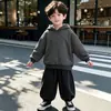 Conjunto de Primavera y Otoño para Niños 2026 Nuevo Estilo Moda Infantil Chaqueta de Cuero Bebé Estilo Coreano Atuendo de Otoño Conjunto de Tres Piezas Moderno