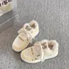 Zapatillas blancas de alta gama, forradas de felpa, con suela gruesa para mujer, nueva colección de invierno 2026, forradas de felpa, zapatos cálidos de algodón, zapatillas casuales, mocasines de nicho